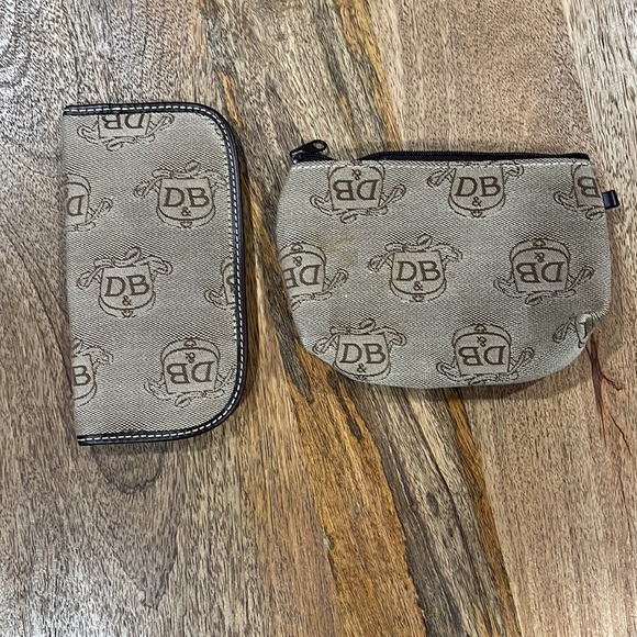 Dooney & Bourke Large Handbag With Signature DB Crest Logo & Crossbody Strap EUC - Picture 4 of 4